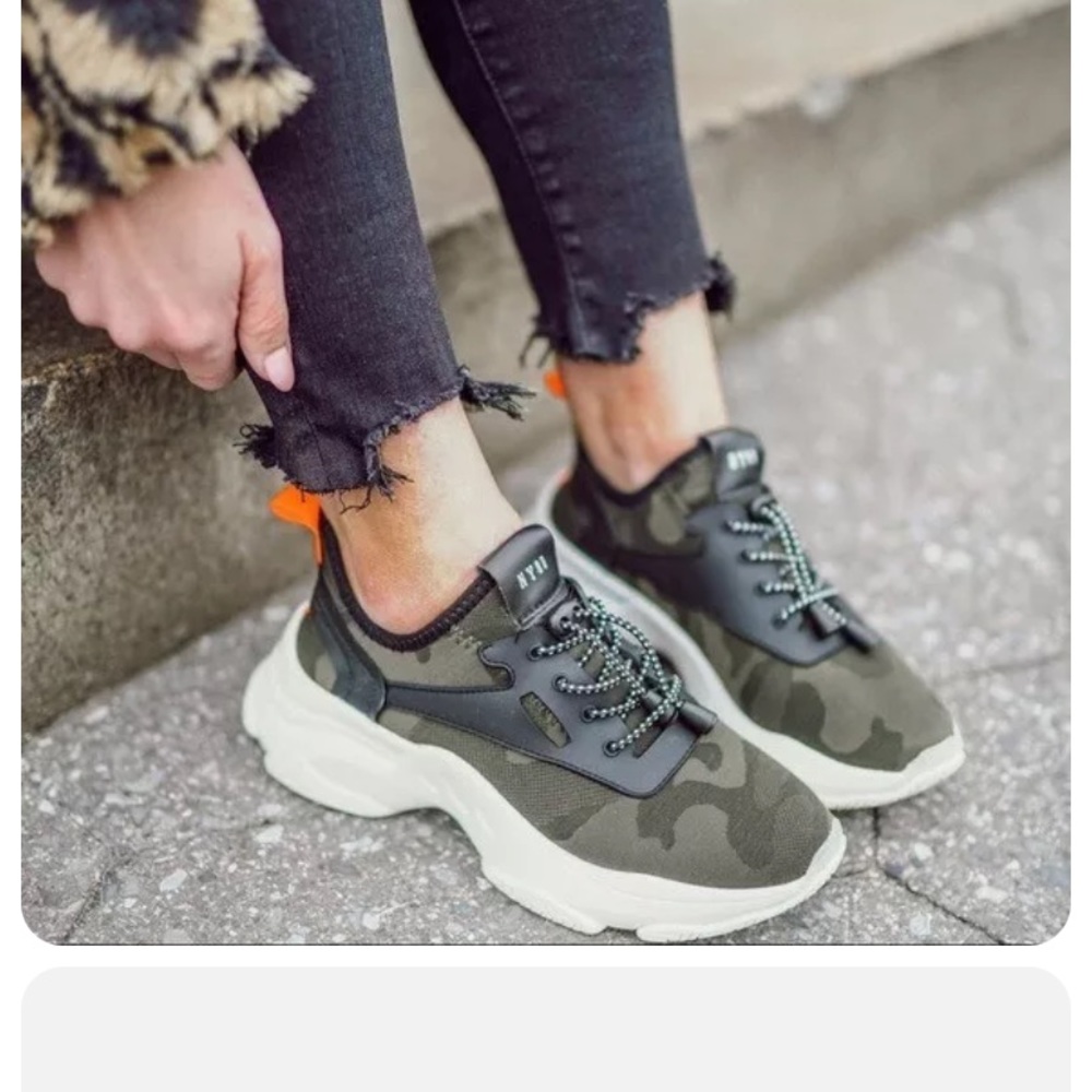 Steve Madden Women's Myles Camo Print Sneaker 8.5 euc see pics